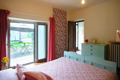 Image de A house nestled among the Roero vineyards, with a garden and a view of the hills