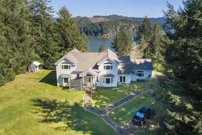 Image de Escape to Tenmile Lake Villa—a private luxury lakefront estate  on 13 acres