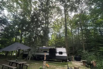 Image de Luxury Forest Rv Retreat | Pond, Fire Pit, Nature & Peace