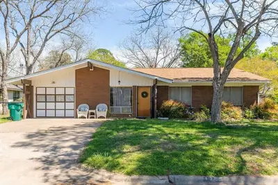 Image de 3-bedroom, 2-bath house in beautiful downtown Bastrop. Great yard and scenery.