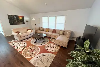 Image de Zen Retreat • Huge Yard • 3 Min to Downtown Cary