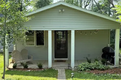 Image de Long Lake Cabin + Camp - spacious cabin on 1 acre wooded lot minutes from water