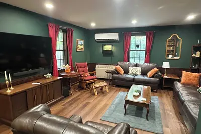 Image de Cozy woodland retreat with modern comforts and rustic charm.