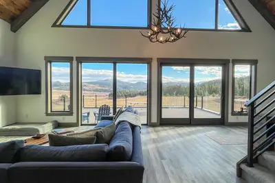 Image de Luxurious Jackson Creek Mountain Chalet  - Hot Tub & Chef's Kitchen