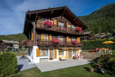 Image de Chalet Ferienwohnungen Schwalbennest Moos Grächen, (Grächen), by Interhome