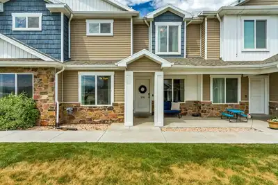Image de Spacious four bedroom townhome close to restaurants, shops, beaches, and the marina