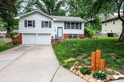 Image de Woodsy House Family Getaway - Near Stadiums & Kc