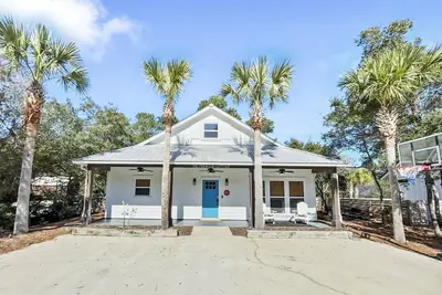 Image de Cozy Cottage with Private Patio and Beach Vibes in Inlet Beach, Florida