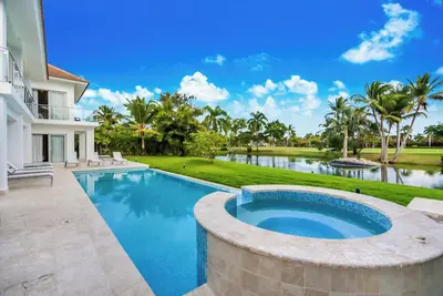 Image de Luxury 8br Caribbean Golf Villa - Private Chef, Pool, Jacuzzi & Golf Views