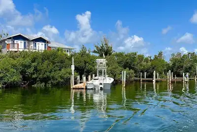 Image de Idyllic Bayfront Cottage with River Views and Private Beach Access in Florida’s Coastal Paradise