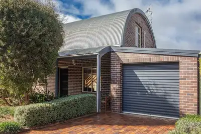 Image de Entire home | 2 Bathroom | Office | Walk to Cbd | Longer Stays Welcome