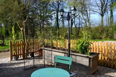 Image de Caravane au milieu d'un petit jardin