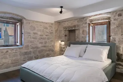 Image de Cozy modern apartment with a hot tub in a stone house in the heart of Omiš.