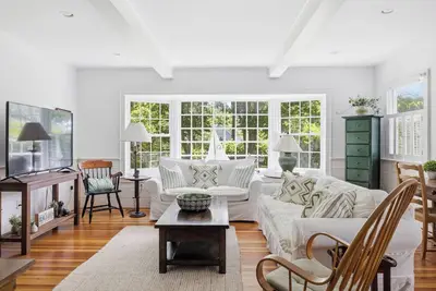 Image de Private 3br/2ba guest house with its own entrance. Walk to nearby beaches, unwind on the deck, grill dinner, and enjoy the outdoor shower—a short drive to Lower Village, Kennebunk, and Dock Square, Kennebunkport, and all its offerings.