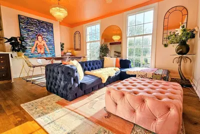 Image de 3 Bedroom Home on the Beautiful Trinity Square