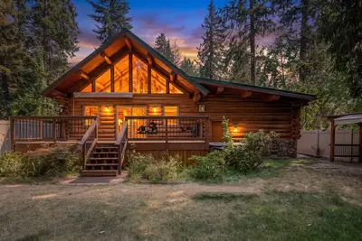 Image de Creekside Cabin w/ Hot Tub near Lake