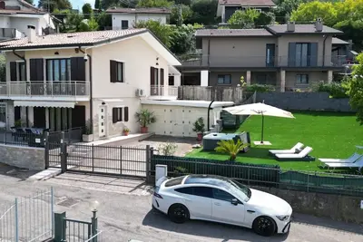 Image de Villa au bord du lac de Garde : Spa extérieure et jardin privé