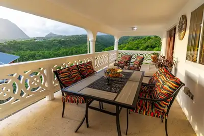 Image de Spacious Family Oasis with Piton and Ocean Views