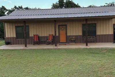 Image de Escape to the heart of Oklahoma's countryside in this modern 2-bed, 2-bath home.