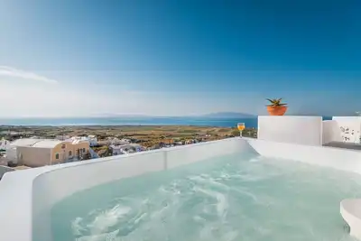 Image de Superb Santorini Suites | Finikia Honeymoon Suite with Outdoor Private Jacuzzi