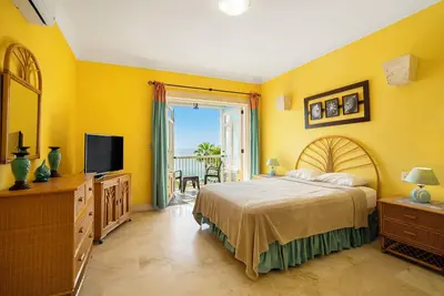 Image de Walk to Alicia Beach from this 2 Br Oceanfront Condo