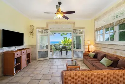 Image de Ocean Views, Pool & Beach Access from 2br Condo