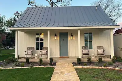 Image de Brand New Cottage, Prime Location, Fire Pit!