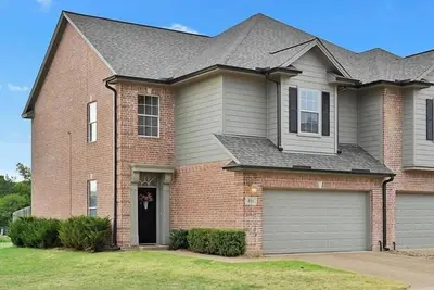 Image de Spacious 3-bedroom, 3. 5-bathroom townhome in Aggieland!