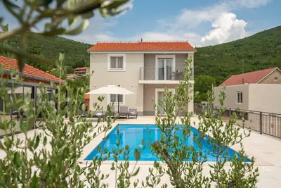 Image de Villa Sky Stone | Heated Pool, Playground