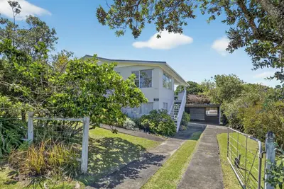 Image de Cosy Beach house with Sea Views- walking distance to the shops and beach!