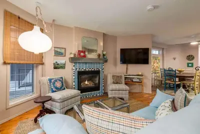 Image de Colorful Downtown Retreat | Walk Everywhere
