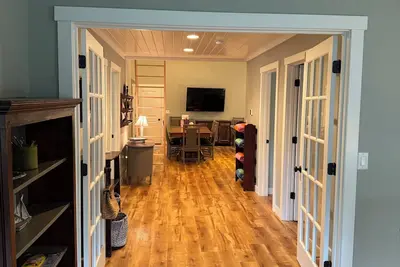 Image de 4-bedroom cottage, walk to restaurants, entertainment, beach, dock park, shopping