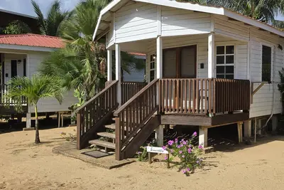 Image de Periwinkle Cabana - Cozy studio style cabana in Friendly Hopkins Village with Ac