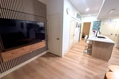 Image de Upscale Basement Suite - Private Entry Sleeps 4.
