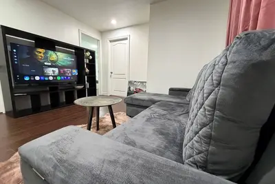 Image de Cozy 2-Bedroom Basement Suite Near Battery Plant - East Windsor