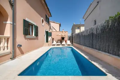 Image de Villa « Éclipse solaire 2026 + piscine » avec vue montagne, Wi-Fi et climatisation