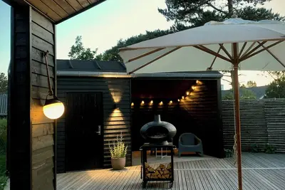 Image de Maison de vacances neuve avec une superbe terrasse en bois près de la plage