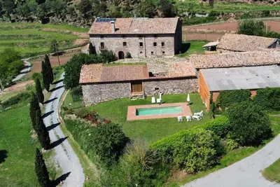Image de 16th-century Catalan farmhouse: a rural getaway in an idyllic setting.