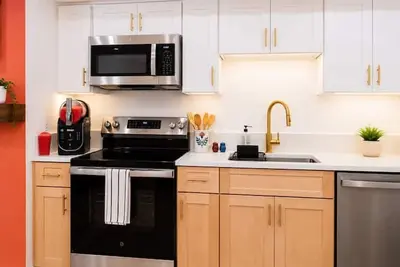 Image de Stylish Boston Retreat, Luxe Baths, Firepit, 2 full kitchens & Private Backyard