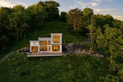 Image de The Glass House |  Mountain-view 2br retreat with hot tub, deck, and full kitchen.