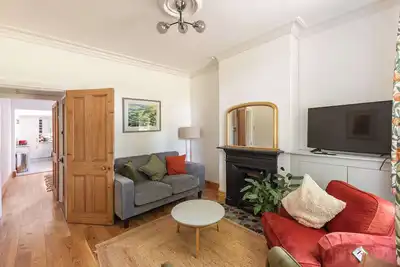 Image de Charming 4-bed Home in Derby by Renzo, Brilliant Location, Free Parking!