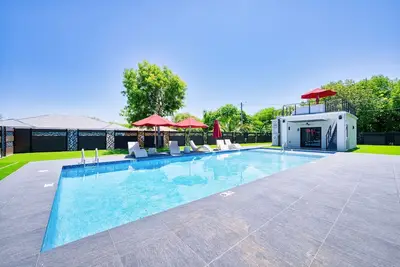 Image de 2 Bed Modern Condo with Gym and Stylish Pool Area