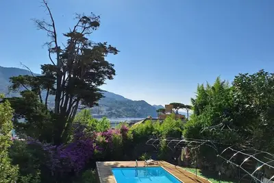 Image de Villa with ocean views, large garden, close to the harbor, downtown, and the beach