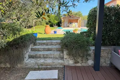 Image de Maison d’ invités  au milieu d’ oliviers, accès à une piscine privée.
