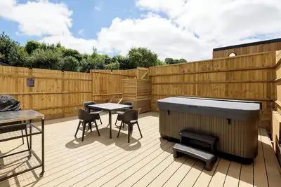 Image de Two-bedroom cottage for up to four guests, with Wi-Fi, Netflix-ready Tv, private decking, Ninja Bbq, hot tub, Ev charging and space for up to three dogs.