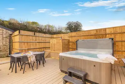 Image de Three-bedroom cottage with Wi-Fi, Netflix-ready Tv, private decking, Ninja Bbq, Ev charging and a hot tub, perfect for easy escapes. Up to three dogs are welcome too.