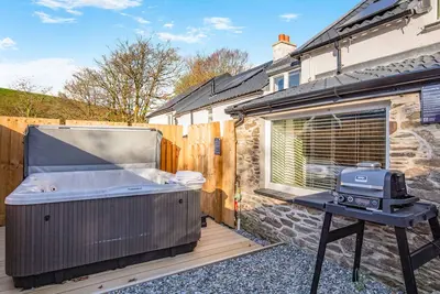 Image de Four-bedroom cottage for up to eight guests, with Wi-Fi, Netflix-ready Tv, private garden, Ninja Bbq, Ev charging and a hot tub for relaxing in style. Up to three dogs are welcome to enjoy the space too.