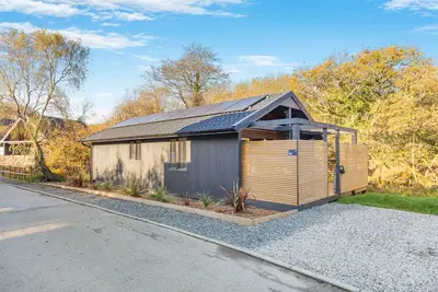 Image de Cosy two-bedroom lodge for up to four guests and up to three dogs. With Wi-Fi, Netflix-ready Tv, Ev charging, infrared heating, private decking, Ninja Bbq, and a copper bath and shower for wellness in nature.