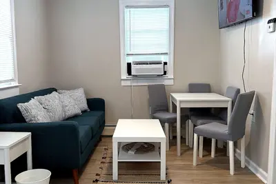 Image de A Slice of Seaside Charm — Comfortable 2-Bedroom Cottage - 2 blocks to beach