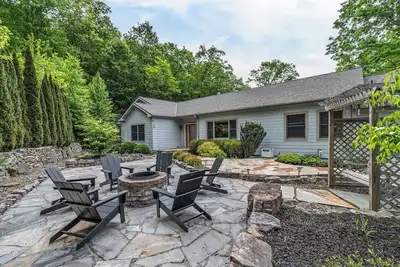 Image de Serenity at Sandy Lane: Mountain View Retreat with 3 Bedrooms, Outdoor Fire Pit, & Screened Porch
